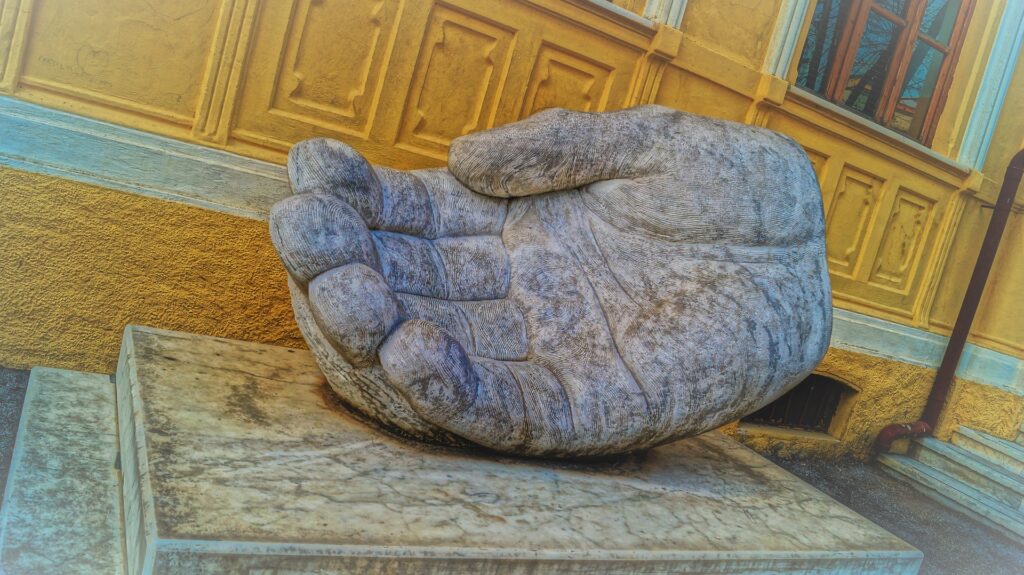Une sculpture d'une main ouverte de grande taille
